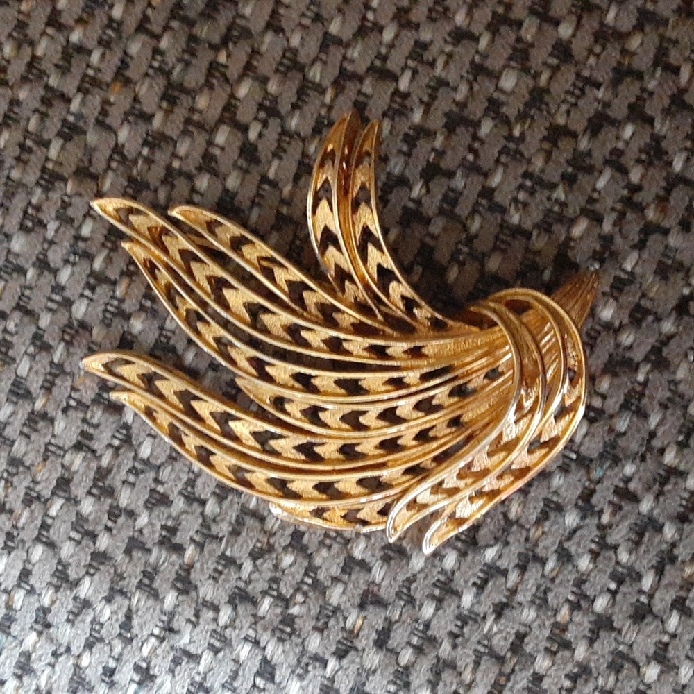 Monet broach
